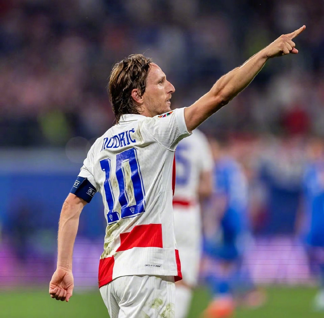 刘若钒庆祝海港队夺冠：人生第一个中超冠军🏆